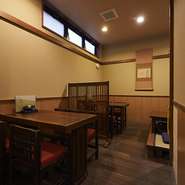 ランチ時はママ会として。ディナー時は大人の女子会として。店内奥には座敷があるのでゆったりお料理をお楽しみ頂けます。普段使いからご友人の誕生日、記念日シーンに合わせてご利用ください。