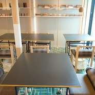 １階テーブルです。革小物が眺められる明るい席