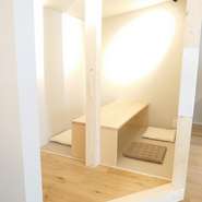 二階の座敷は、プライベート感アップの個室になっています。二名様であればゆったりと、ファミリーであれば安心して過ごすことができます。小さなお子様も一緒に、ぜひ。