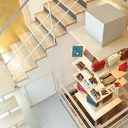 店内には革製品が綺麗に並べられており、自由に手に取ることができます。気にいった品物は買って帰ることができるので、食事が運ばれてくるまでの間に探すのもオススメ。