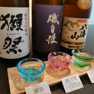 KOTOWARIが厳選した12銘柄をお楽しみいただけます！
日本酒に最適な旬の料理とともに、最高のひとときをお過ごしください。
また12銘柄から3銘柄の飲み比べもございます。自分好みを見つけられますよ！