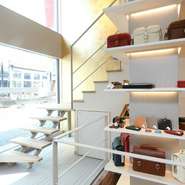 ガラス張りの壁に吹き抜けの階段、さらにはタイル張りの床や黄金の壁、間接照明などによってオシャレな空間をプロデュース。「ここに来たい」と思わせる空間になっています。