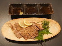 ジューシーで柔らかなポークを三種類のソースで味わえます。