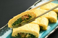 特製卵を使用した名物こだわりだし巻き。お好きな具材を選んで、中にトッピング。
ふわトロKOTOWARI焼をお楽しみください。
※具材
・九条ネギ・明太子・チーズ
・豚の角煮・納豆　・きのこバター
・牛しぐれ金平
