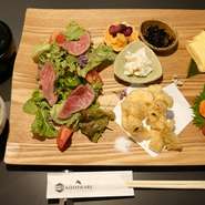 一つでKOTWARIが堪能できるディナープレート。肉、刺身、天ぷら、サラダ、おばんざい、だし巻き、茶碗蒸しなど大満足間違いなし！祝日除く月～木のみ1日3組限定！ご希望の際は予約時にコメント等にてお伝えください