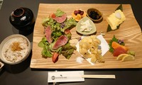 一つでKOTWARIが堪能できるディナープレート。肉、刺身、天ぷら、サラダ、おばんざい、だし巻き、茶碗蒸しなど大満足間違いなし！祝日除く月～木のみ1日3組限定！ご希望の際は予約時にコメント等にてお伝えください