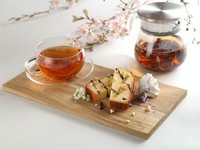 ・べにふうき
特有のフルーティーな香りと飲みごたえのあるコク、茶葉の甘みが味わえる紅茶です。ミルクに負けない香りで甘い香りが深まり、ひと味違うミルクティーもおすすめ。