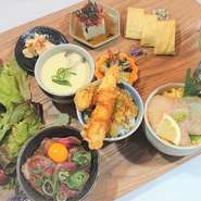三種丼プレートをディナーにパワーアップさせて登場！お肉も魚も食べられる、大満足すること間違いなしの豪華プレートです！
祝日除く月～木のみ1日３組限定！
ご希望の際は予約時コメント等にてご確認ください。
