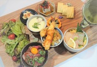 三種丼プレートをディナーにパワーアップさせて登場！お肉も魚も食べられる、大満足すること間違いなしの豪華プレートです！
祝日除く月～木のみ1日３組限定！
ご希望の際は予約時コメント等にてご確認ください。