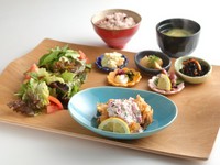 気まぐれランチプレート。お得に楽しめる彩り豊かなプレートになります。
メインに加え、おばんざい５種、サラダ、味噌汁、白米or雑穀米と、バランスもバッチリです。