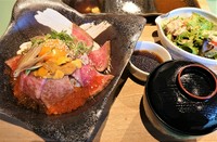 当店自慢のローストビーフをご飯が見えなくなるほど乗せて、さらにいくらも贅沢にぐるりと一周。
うにを添えて、KOTOWARI特製のうにくら丼の完成です！