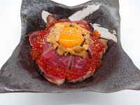 豪華うにくら丼がさらにパワーアップ！
うにを贅沢に使った、豪華すぎる丼ぶりの完成です。
ひとくち食べるたびに、うに、いくら、ローストビーフを常に味わえる至極の逸品。色んな食べ方で楽しめる丼ぶりです！