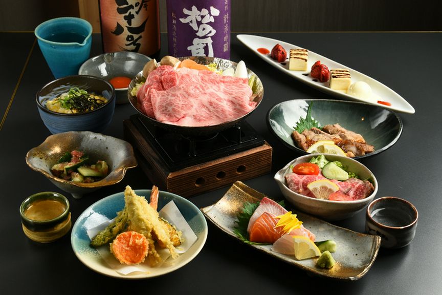 KOTOWARIの最高級コースです。
ボリュームも満点で、特別な日にぴったりです!
和牛にお寿司、すき焼きも!