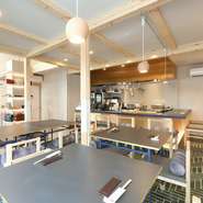 一階にはテーブル席をゆったりと配置しているため入りやすく、二階にはテーブル席の横に座敷があります。座敷では、座卓を外せばキッズスペースにもなるので小さな子どもを連れても、安心して食事ができます。