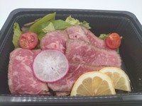 KOTOWARI特製のローストビーフです。
肉厚で赤身が美味しい、ローストビーフを是非ご賞味ください。