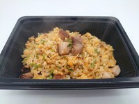 煮込んでフワフワの角煮がゴロゴロ入っている、ボリュームあるやきめしです。