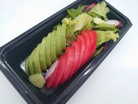 トマトのさっぱりさとアボカドの濃厚さが相性抜群です。お肉とともにどうぞ！