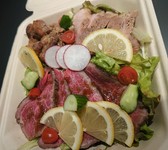 家で手軽にKOTOWARI自慢の肉料理を堪能できるオードブルになります。
・ローストビーフ
・ローストポーク
・から揚げ
・サラダ