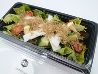 カリカリのじゃこが香ばしく、長いものシャキシャキとよく合う、サラダになります。特製ドレッシングでどうぞ！