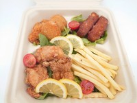 揚げ物５種のプレートになります。
から揚げ・タコ唐揚げ・海老クリームコロッケ・ポテトフライ」・揚げ練り２種
