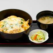 当店の絶対的人気No.1。下町らしい、甘めのつゆで仕上げています。平成中村座の役者さんたちの楽屋にもお届けしたこともあり、多くのお客様に愛されています。