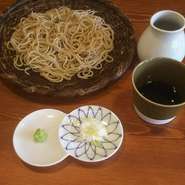 風味豊かな手打ち蕎麦と、深い味わいのつゆをまずはざるそばで。