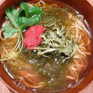 大分産の無添加梅干しと、南三陸産のとろろ昆布の滋味深い温かいお蕎麦。
