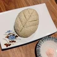 石臼で極細かく挽いた蕎麦粉と、擂り鉢で粗く砕いて挽いた蕎麦粉とをブレンドして練り上げた蕎麦掻き。