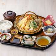 野菜天ぷら5種と海老天ぷら・お造り・小鉢・季節豆腐・
お漬物・日南コシヒカリ・お吸い物の御膳です。