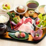 しゃぶしゃぶに手毬寿司や一品・小鉢などがついた
彩り豊かに楽しめるお得な御膳です。