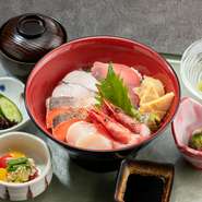 10食限定のお値打ちな海鮮丼です。
滋味あふれる旬の魚をお楽しみください。