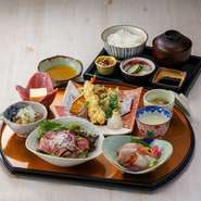 しゅん菜大人気の夜御膳　平日タイムサービスで300円安くなり豪華な料理が楽しめます。