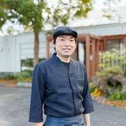 しゃぶしゃぶの出汁は、開発に時間をかけたこだわりの味。定番の「和風あご出汁」、牛骨コラーゲンたっぷりの「東伯牛牛骨出汁」、健康的な「旬菜薬膳出汁」、辛いもの好きに人気の「旬菜麻辣出汁」から選べます。