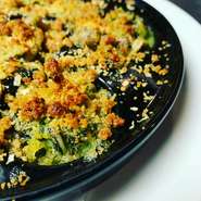 食感が素敵なツブ貝とキノコをフランス・ブルゴーニュ地方の伝統ハーブバターでオーブン焼きに仕上げました。ワインのお供に格別な一皿です。