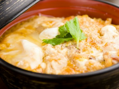 ランチで大人気の「比内地鶏 究極の親子丼」などお持ち帰り可