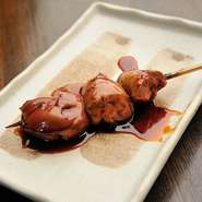 日本3大地鶏の一つであり秋田の名産鶏である「比内地鶏」をじっくりと備長炭で焼いた絶品串焼きは各種360円～！また数量限定の「白レバー串焼き」はダントツの一番人気！！