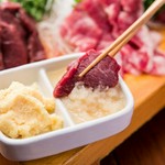 馬肉本来の旨みが味わえる赤身をご用意いたしました。
九州醤油、ごま油でお召し上がりください。