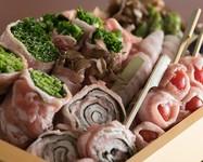 食の宝庫である福岡・博多で大人気の“野菜巻き串”。
ヘルシーな野菜を豚バラで巻いたメニューは女性にもおすすめの一品です。

165円～198円