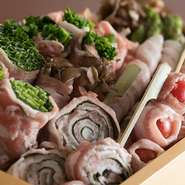 食の宝庫である福岡･博多で大人気の“野菜巻き串”｡ヘルシーな野菜を豚バラで巻いたメニューは女性にもおすすめの一品です♪