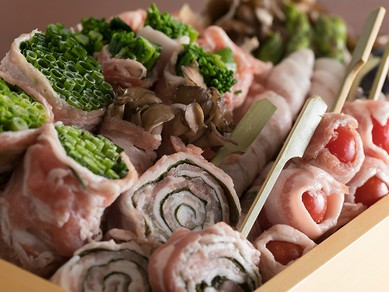 ヘルシーな野菜を豚バラで巻いたメニューは女性にもおすすめ