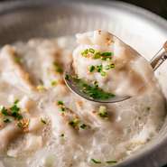 鶏ガラをじっくりと煮込んだ濃厚な鶏白湯で炊いた餃子は、焼き餃子とはまたひと味違った味わい。
厚手の餃子の皮がスープの旨みを吸い、一度で二度美味しい欲張りな逸品。残ったスープで雑炊にするのもまた絶品！
