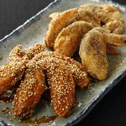 外はパリッ！中はジューシー！秘伝のタレが決め手の名物手羽先。お酒との相性も抜群◎一度食べたらやみつき間違いなしの逸品です。