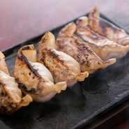 パリッとしながらもっちり。独特な食感の皮に包まれた肉汁たっぷりのジューシーな餃子。餃子の皮・タネ共に独自の配合で作り上げた、どんなお酒にも合う自慢の逸品。