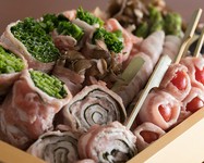 厳選した国産牛の小腸だけを使用しています。プリッとしたもつの旨みをご堪能ください。味噌は数種類を独自にブレンド。博多門オススメの一品です。
