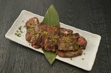 ｢特製塩だれ牛タン｣｢刺身2種盛り｣や選べる｢もつ鍋｣などが付いた､全10品の豪華なご宴会コースです｡