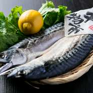 浜辺の漁師小屋を思わせるレトロな佇まいは、居心地がよく楽しい宴会にぴったりです。コース料理は飲み放題付き、食べて呑んで笑って、集う人たちの豊かな時間を演出します。