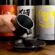 日本全国の有名な銘柄を揃えた日本酒。新鮮でイキのいい魚料理にぴったりです。日本酒の他にも焼酎、果実酒、カクテルなどもあります。