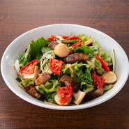 風味が凝縮された自家製の豆腐とトマトの干物、豚バラ肉とうずらの玉子のの燻製を散らした