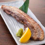 厚みのある豚バラ肉を店内で一夜干し。旨味凝縮！
