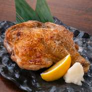 当店自家製！パリっと焼き上がった皮と旨味が凝縮された豪快な逸品